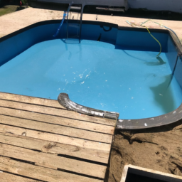 Accessoires indispensables pour l'entretien de votre piscine : produits et outils Biarritz